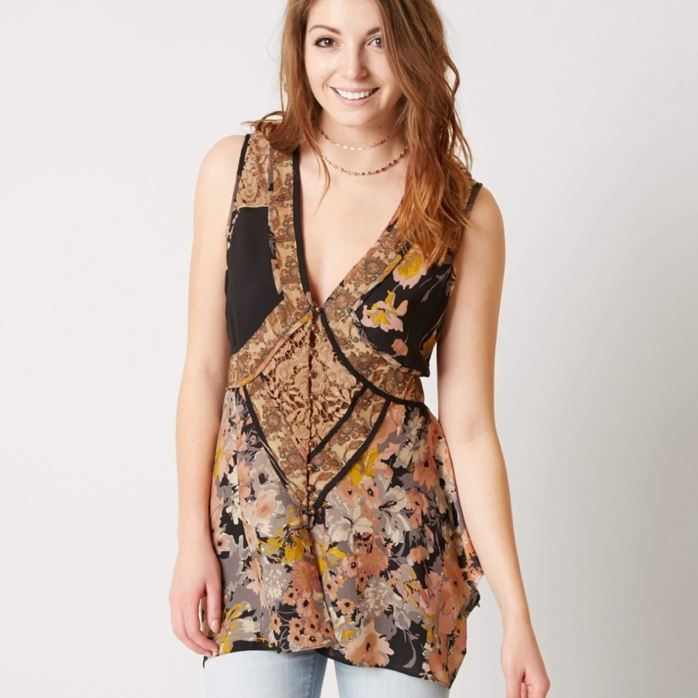 Gimmicks Pierced Crochet Tank Top